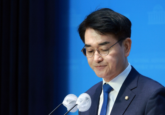 박용진 더불어민주당 의원이 지난 17일 서울 국회 소통관에서 기자회견을 하고 있다. 이날 박 의원은 서울 강북을 전략 경선 참여 뜻을 밝혔다.<연합뉴스>